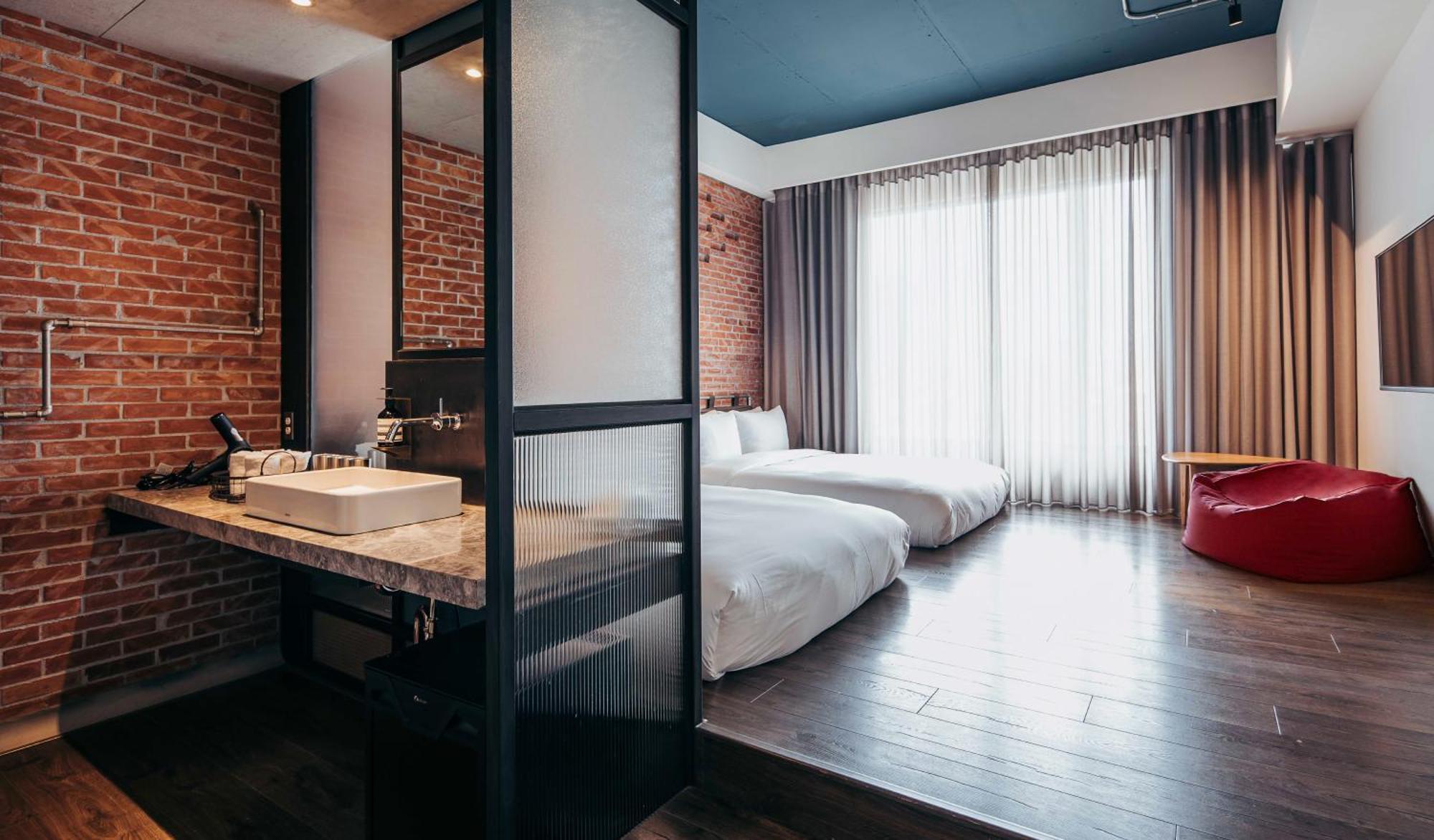 U.I.J Hotel & Hostel Tainan Bagian luar foto